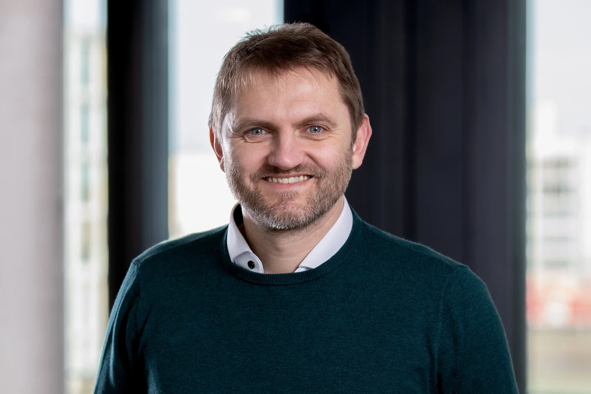 „Egal ob im Büro in Mannheim, im AirBnB auf Kreta oder im Van während meines Campingurlaubs in Schweden - wir bei Kubidat können von überall aus erfolgreich arbeiten.“ Quote by Pawel Knapp