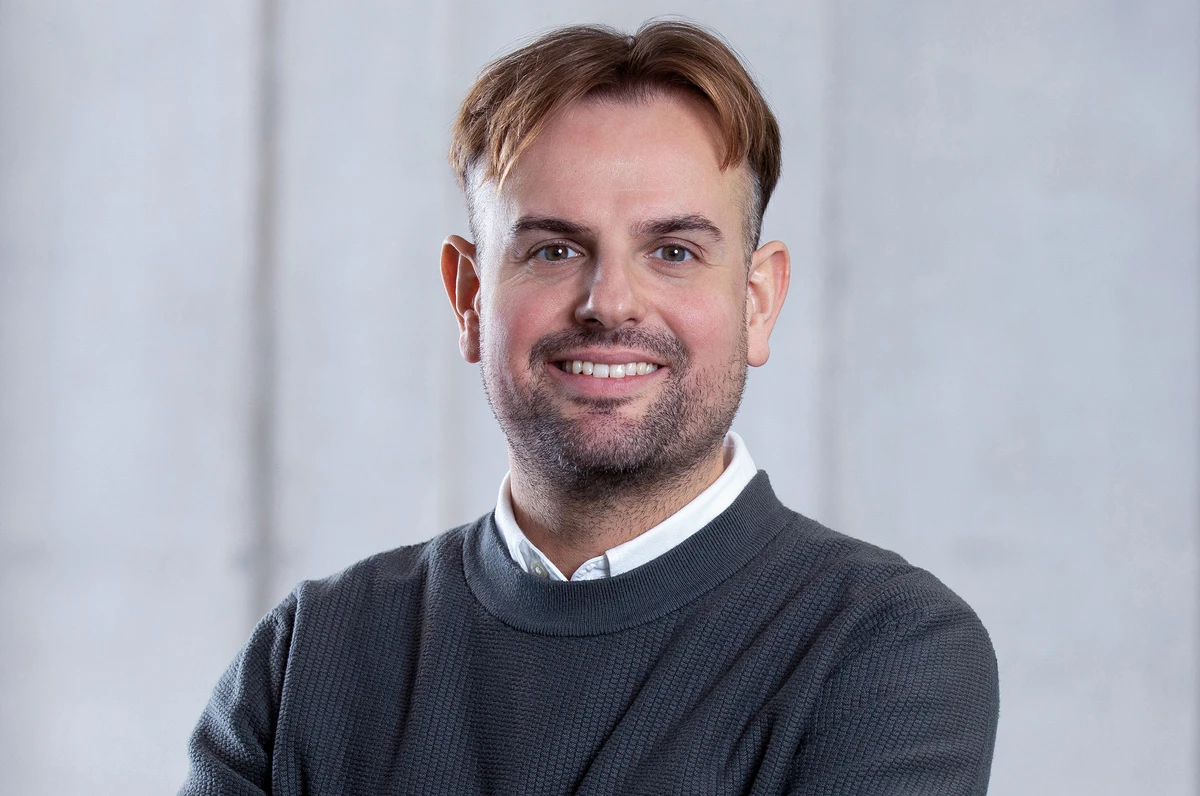 „Was mich besonders begeistert, ist das Miteinander auf Augenhöhe. Durch die flachen Hierarchien begegnen wir uns im direkten Austausch, bringen unsere Ideen aktiv ein und gestalten so das Wachstum unseres Unternehmens gemeinsam, agil und mit sichtbaren persönlichen Beiträgen zum Gesamterfolg.“ Quote by Lukas Wörz